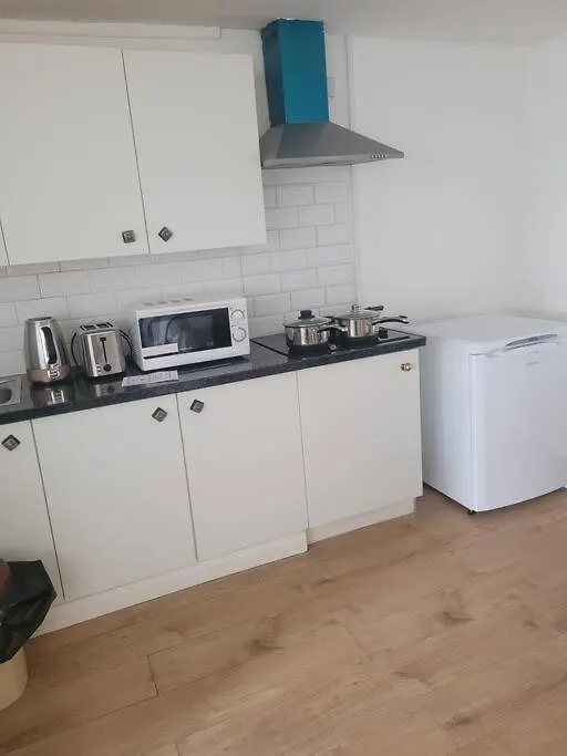 Spacious Studio Flat Abbey Wood Apartment